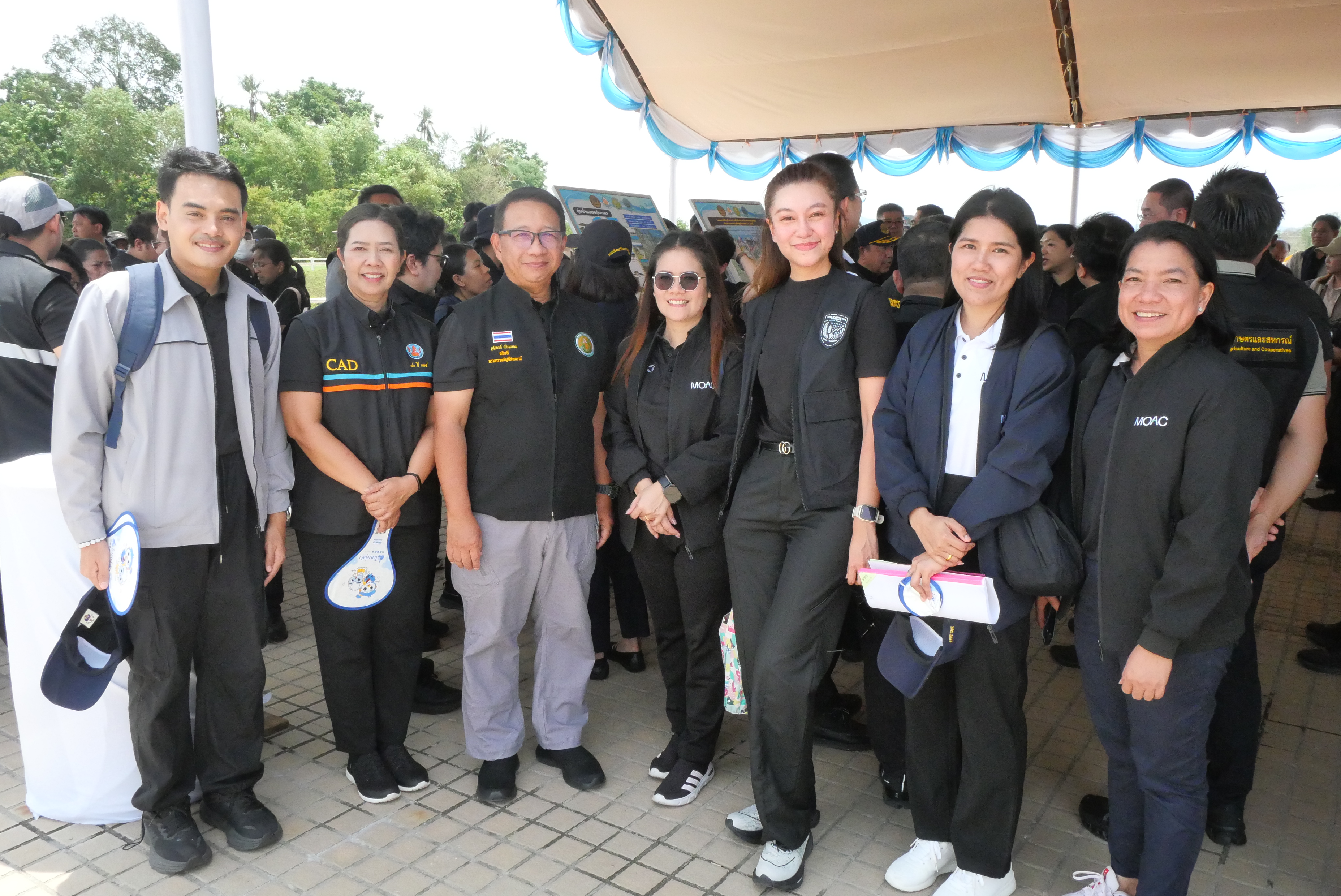 title - เลขาธิการ ส.ป.ก. พร้อมคณะ ร่วมลงพื้นที่กับคณะนายกรัฐมนตรี ติดตามการบริหารจัดการน้ำ เพิ่มศักยภาพระบายน้ำ ลดเสี่ยงน้ำท่วมหาดใหญ่ 